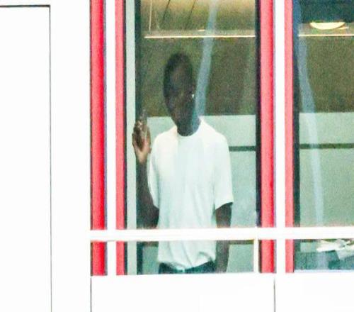 交易即将完成雅克松被拍到出现在拜仁办公室的阳台