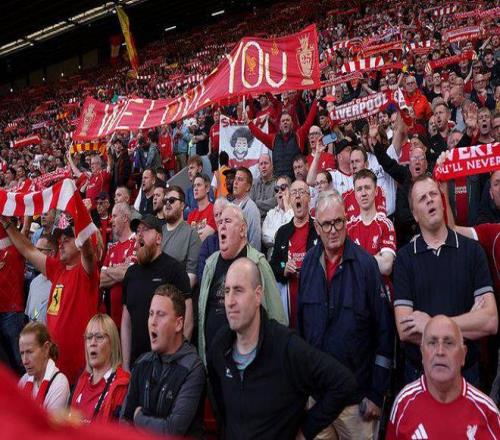 泪目！利物浦球迷在第20分钟起立向若塔致敬