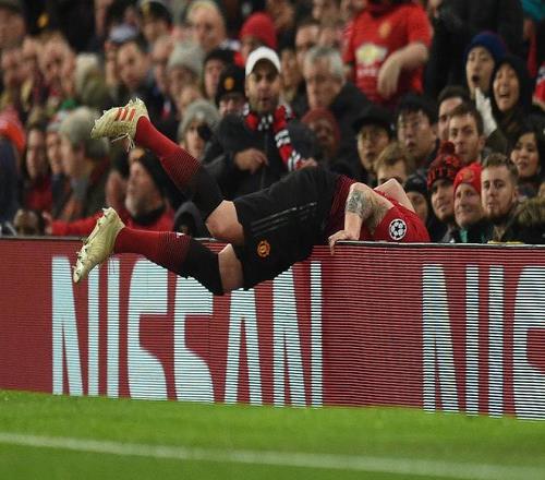 太阳报：曼联考虑对场地四周进行改造，避免球员意外受伤