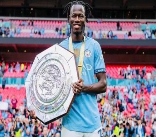 记者：莱斯特城、伊镇、汉堡和巴黎FC都对曼城后卫卡博雷有意