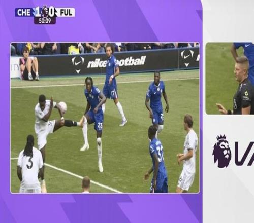 查洛巴传中，塞塞尼翁禁区内手球，主裁场边回看中