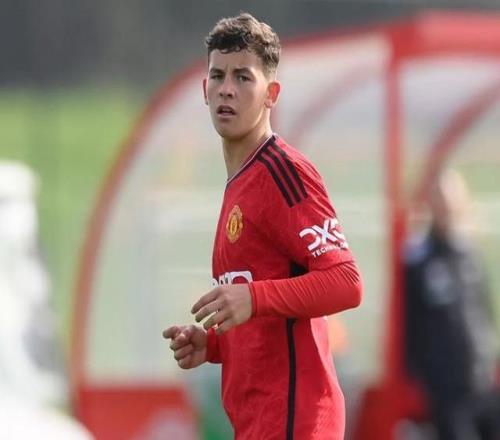 记者：阿莫林和小将莱西进行了大量一对一对话，对他期望颇高