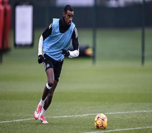 独立报：纽卡怀疑伊萨克被故意扰乱心态以促成低于估值的转会