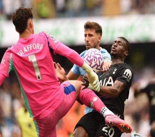 讨论室：特拉福德频频失误，瓜迪奥拉禁用埃德森是否该背锅