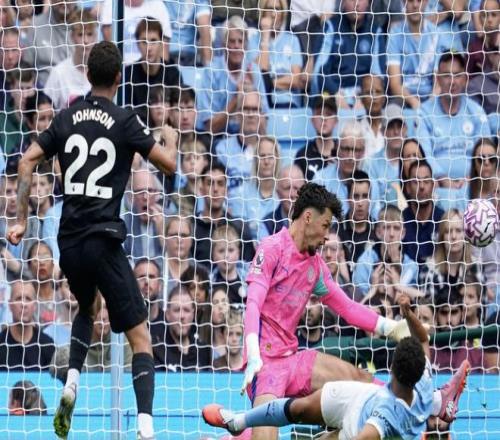 电讯报：林德斯影响了曼城的防守策略，但其战术需要时间磨合