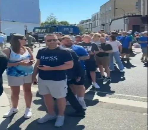 太阳报：切尔西的售票APP出现故障，导致球迷被短暂困在场外