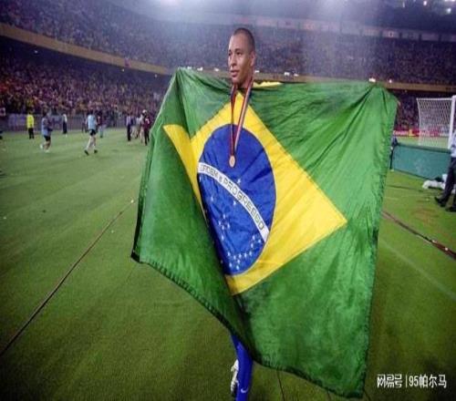 励志典范，15岁刚行当木匠，22岁改踢位置，26岁拿到世界杯冠军