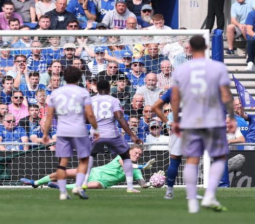 真门神！皮克福德自加盟埃弗顿以来共8次扑点，位列英超第二