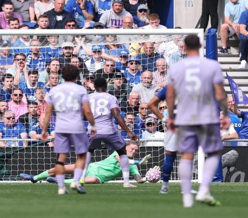 自加盟埃弗顿以来，皮克福德是英超同期扑点第二多的门将