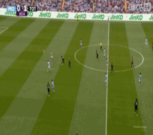 飞膝击+禁区外手球！球迷热议：特拉福德居然没被红牌罚下VAR