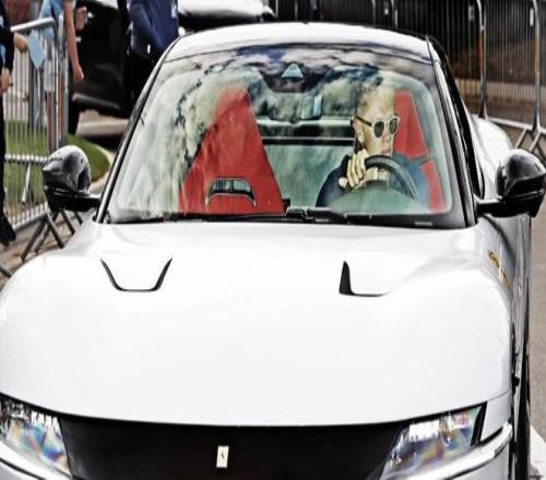 白色法拉利，哈兰德驾驶12Cilindri抵达曼城训练场