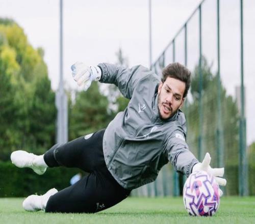 能否出战热刺上周因胃部不适缺战的埃德森参加了曼城的训练