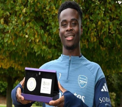 官方：萨卡与道曼因为特别里程碑分别获得了英超颁发的纪念奖