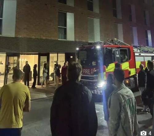 米尔沃尔赛前住的酒店凌晨报火警，队员睡眼惺忪跑到街上