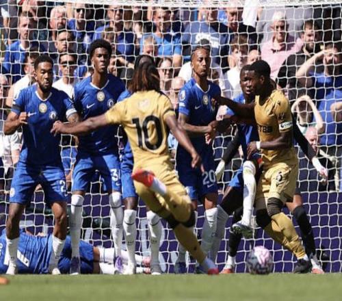 格拉斯纳谈埃泽被判无效的任意球：裁判说格伊靠得太近了