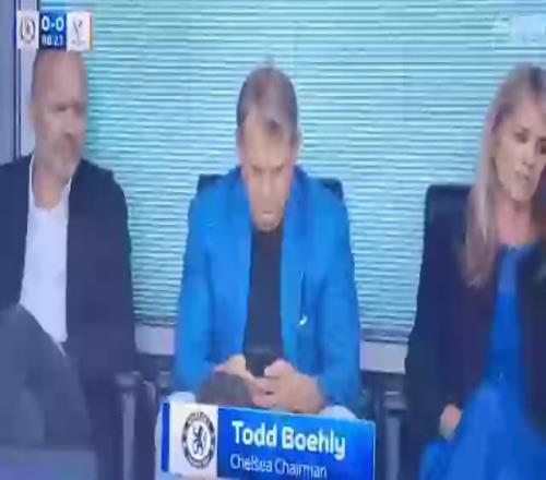 切尔西老板伯利被拍到在看台玩手机，球迷：他在签新中卫吗