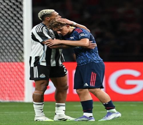 才15岁！枪迷怒赞道曼：梅西好好享受goat地位吧，道曼出道了