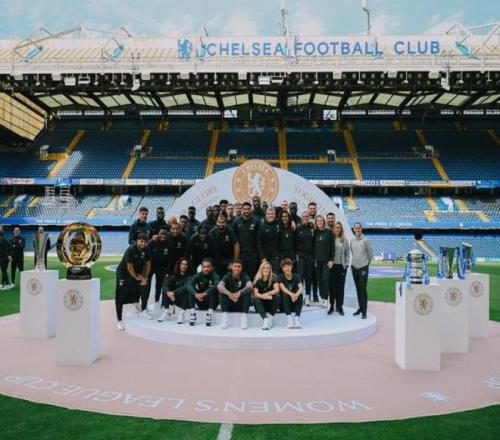 太阳报：切尔西奖杯展示活动球迷来得不多埃斯特旺获得热烈欢呼