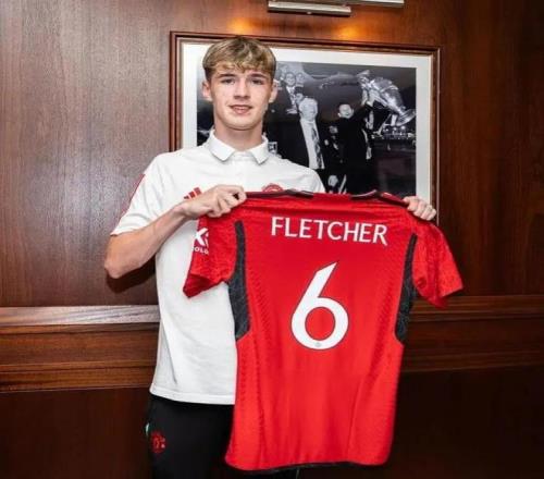 曼晚：曼联官方确认杰克弗莱彻正随一线队备战阿森纳