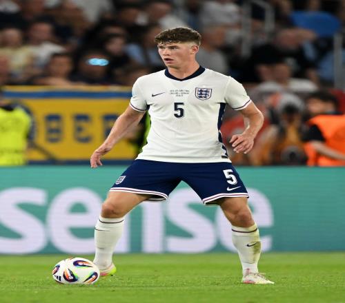 记者:利物浦密切关注图卢兹22岁英格兰中卫查理克雷斯韦尔 记者:利物浦密切关注图卢兹22岁英格兰中卫查理克雷斯韦尔