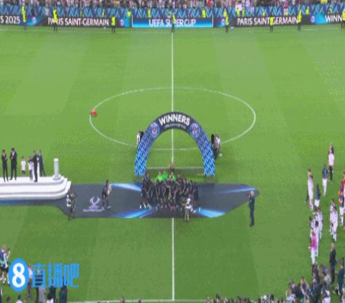 【捧杯时刻】巴黎队史首夺欧超杯！马尔基尼奥斯捧起冠军奖杯