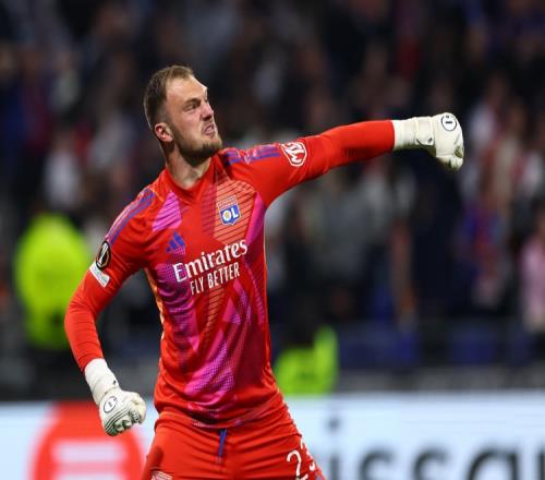 记者：利兹联与里昂就引进佩利达成一致，球员将飞往英格兰体检