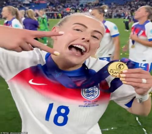 邮报报英格兰女足庆祝：夺冠后又唱又跳，带披萨和啤酒回场上狂欢