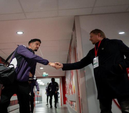 老舒督战！曼联传奇门将舒梅切尔来到通道和曼联众将打招呼