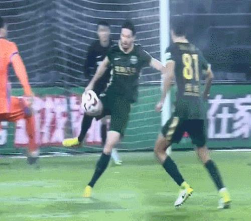 VAR没看清中超慢镜头显示：山东泰山被漏判点球，泽卡先踢到球