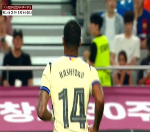 重逢时刻！拉什福德下半场登场，与昔日曼联队友林加德击掌