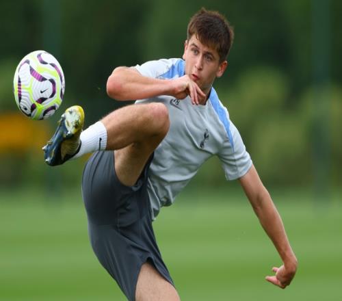 英媒：多特蒙德准备报价摩尔，但热刺希望留下他