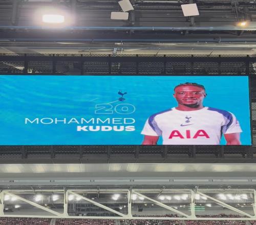 闹乌龙萨尔中圈吊射破门，球场大屏幕显示是库杜斯进球