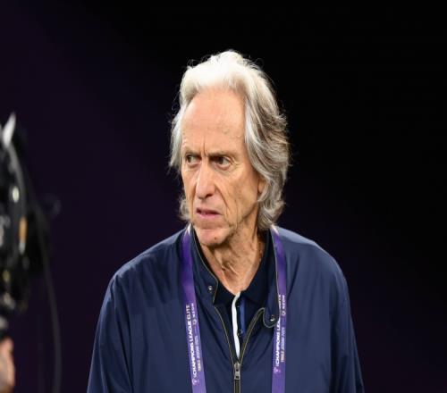 记者：利雅得胜利计划签下左后卫，可能在英超、德甲寻找人选