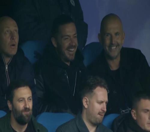 因回避规则无法出战曼城，格拉利什在阿提哈德看台观战