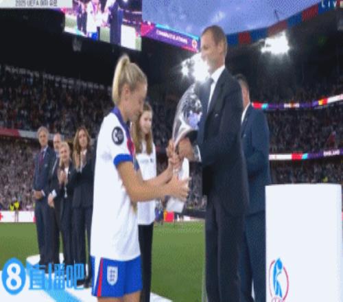 王座仍属三狮英格兰女足队长威廉姆森捧起欧洲杯冠军奖杯