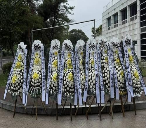 韩媒：对奇诚庸转会不满，首尔FC球迷集体给俱乐部送祭奠花圈