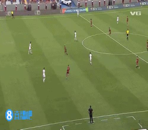 啊玻利维亚后卫半高球回传，门将逆天停球遭穿裆开场就送乌龙