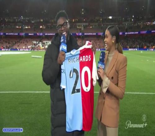 节目直播中，理查兹收到一件阿森纳与曼城的缝合球衣