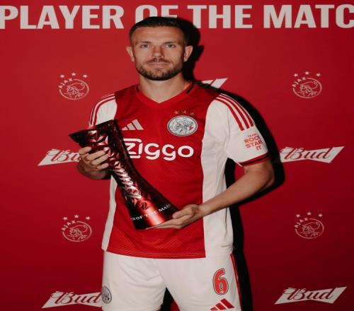 心里苦！阿贾克斯丢冠，亨德森领取全场最佳球员奖时面如死灰