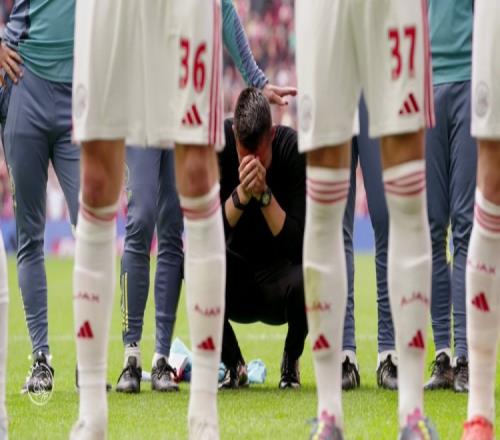 最后5轮狂丢10分痛失冠军！36岁阿贾克斯少帅赛后哭红了眼