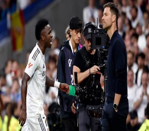 5亿人围观内讧！维尼修斯为何失态阿隆索不惯着，主力位置不保