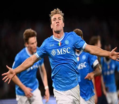 记者：那不勒斯迫切希望买断霍伊伦，曼联已经表示愿意谈