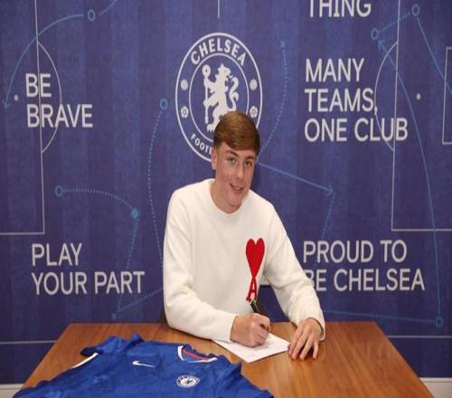官方：17岁后卫莱维理查兹与切尔西签下首份职业合同