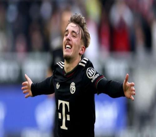 英媒：枪手、蓝军和曼城均派球探考察过卡尔，明夏或展开追求