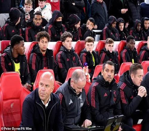 邮报：斯洛特在轮换方面自毁前程，早早出局是对传统的不尊重