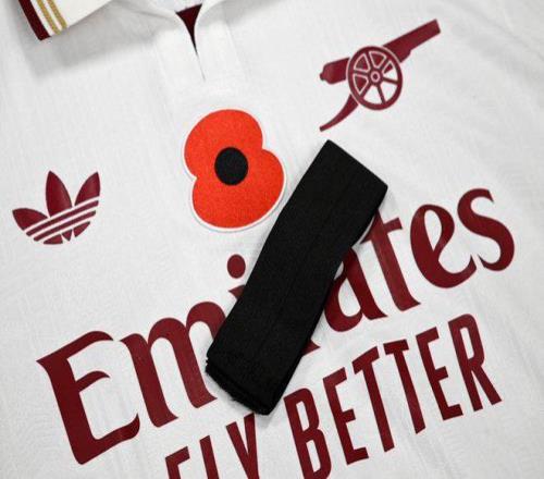 阿森纳球员将佩戴黑色臂章参赛，以纪念本周逝世的前队员