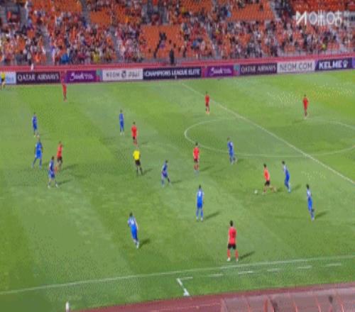 杨泽翔关键补防，崔炳赞倒地不起+随后被担架抬出场外