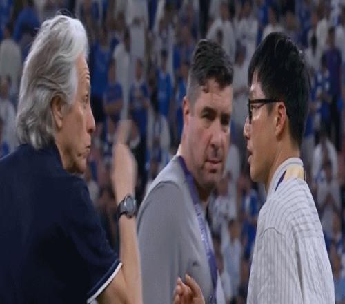 光州07新月！光州主帅赛后想握手被拒，新月主帅对其做闭嘴手势