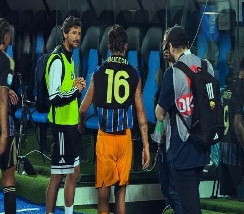 温情一幕，迪巴拉与前队友布冯的儿子赛后交换球衣