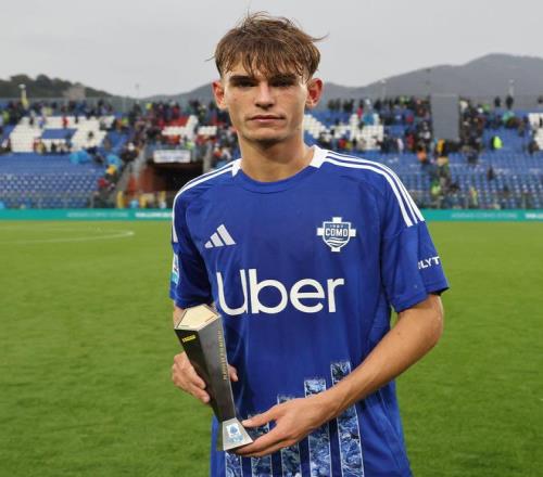 巨星相！科莫中场帕斯领取了8月意甲最佳新星奖